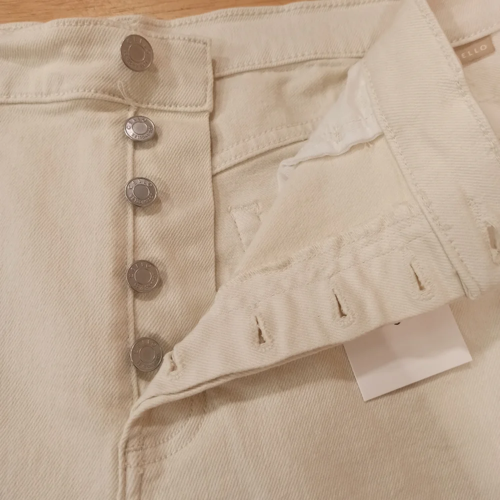 NWT women's Cello White Boyfriend cutoff Shorts SIZE XL - Picture 6 of 16
